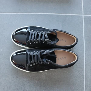 Lanvin - Svarta Lanvin sneakers i färgen svart. Storleken är 9/43. Använda endast fem gånger och är därmed i väldigt fint skick.  
