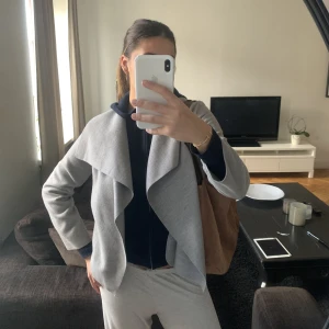 Kort kappa - En egen klippt kort kappa som jag älskar men som tyvärr är för kort i armarna för mig. Perfekt nu till vår