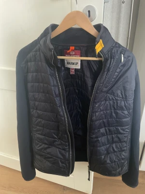 Parajumper cardigan warm up jacket - 10/10 i skick använd fåtal gånger ny pris 3100 den är helt äkta och säljer den för att den kom aldrig till användning  Pris kan diskuteras vid snabb affär 