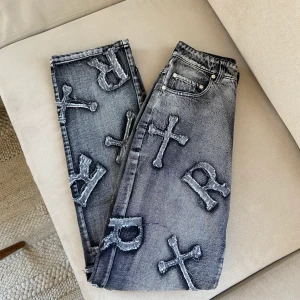 Racer Worldwide Patch Jeans - Sparsamt använda, i princip nyskick! Strlk 26/XS. 