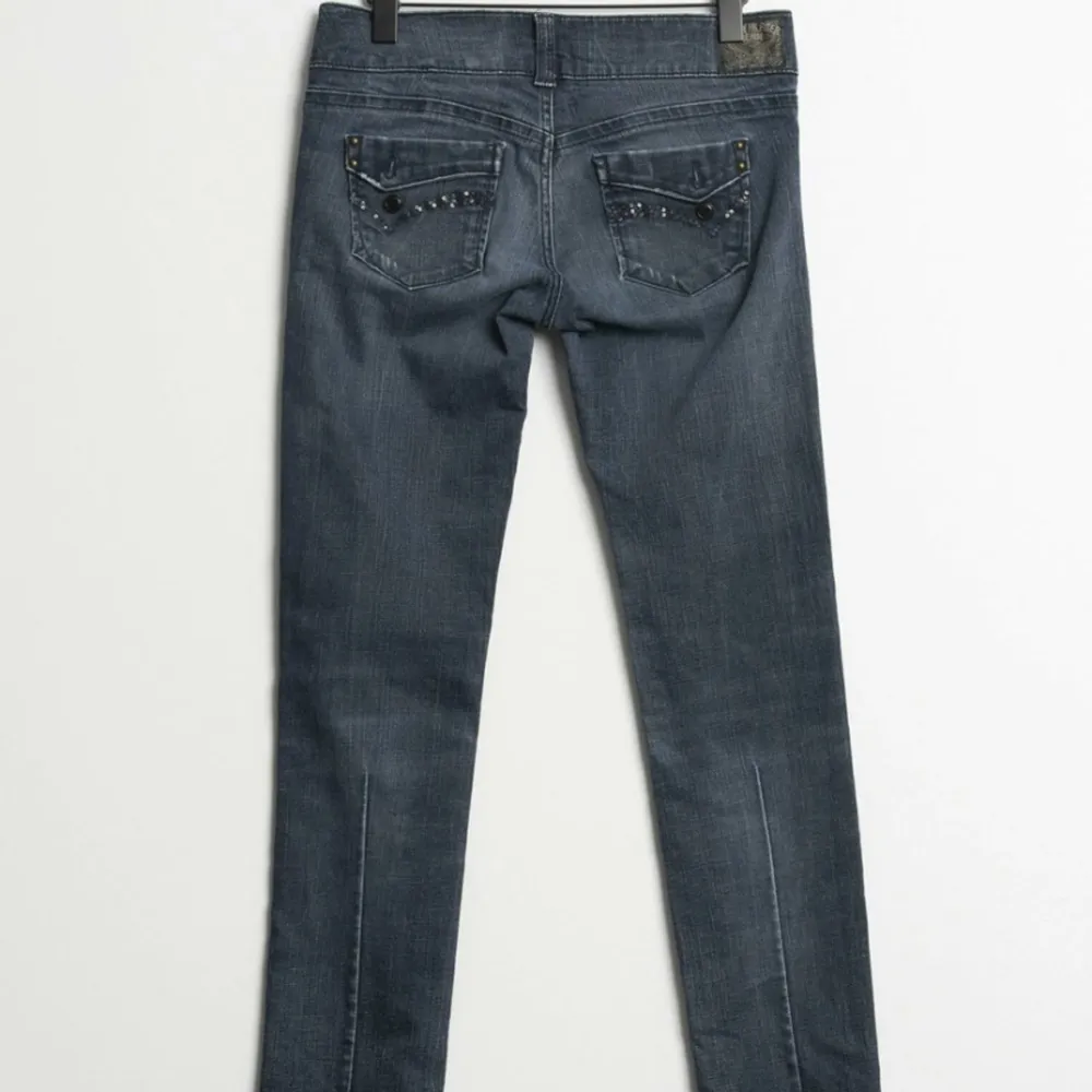 Säljer dessa supersnygga second hand Tommy hilfiger jeans som tyvärr är för stora för mig. Lågmidjade och straight leg passform med fina detaljer.. Jeans & Byxor.
