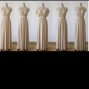 Balklänning  - Super fin klänning aldrig använd, prislapp på. Fin och kan knytas på många olika sätt. Köpt för 2 500