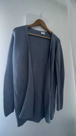 Vila kardigan - Blå kardigan i storlek S från Vila använd 2 gånger. 