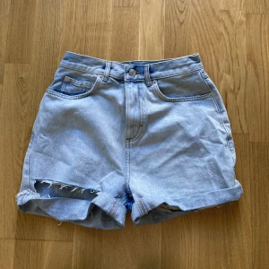 Distressed denim shorts  - Superfina shorts, använd vid et tillfälle så i nyskick 🌸 skriv om det önskas mer information eller bilder! 