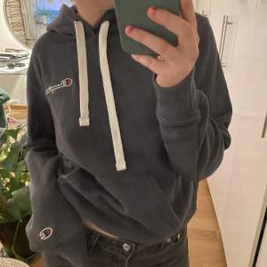 Blå hoodie från champion Köpare står för frakt!!☺️