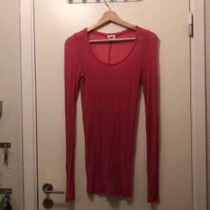 Rosa tröja i 100% siden. Färgen är skarpt cerise.  Väldigt stretchig och tunn.  Använd men fin.  Från HM studio. 