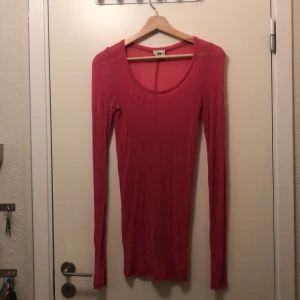 H&M studio - Rosa tröja i 100% siden. Färgen är skarpt cerise.  Väldigt stretchig och tunn.  Använd men fin.  Från HM studio. 