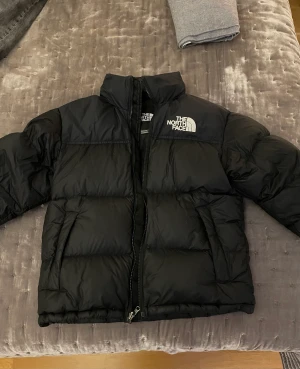 North face jacka  - Säljer nu min knappt använda north face jacka för att den är lite för stor för mig och jag har tröttnat på den. Såklart är den äkta, Köpte den på north face hemsida i oktober 2021. Den är i storlek Xs men passar som S och M💗💗priset kan diskuters🥰