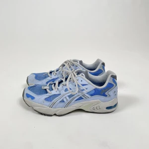 Sneakers - Tänkte verkligen inte sälja dessa men det fick bli så ! Jag är inte så ljusblå !!! Men de är förhoppningsvis du? Sjukt sjukt sköna.  