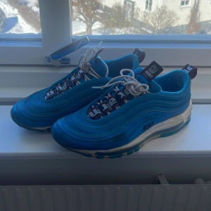 Nike Air Max 97  - Säljes då dem är lite för små så använder i dem inte längre, lite smutsiga på bilderna men fixar till dem innan försäljning. Använda max 5 gånger.   Kan tänka mig byta mot Nike fotbollsskor i storlek 43-44 