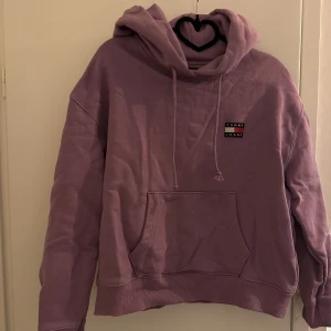 Hoodie tommy hilfiger - Lila hoodie från Tommy hilfiger i storlek S. Sparsamt använd. 