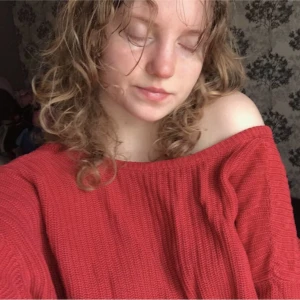 Röd stickad tröja - En fin stickad tröja med öppen rygg som går att bära som ”one-shoulder” eller som vanligt om man vill. Bara att skicka iväg ett meddelande vid eventuella frågor och funderingar! Jag har köp 3 betala för 2 på hela min plick så gå gärna in o kika där:)