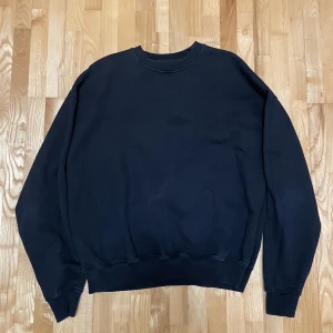 Rue Porter Crewneck - Rue porter Crewneck sweatshirt i storlek L. Riktigt fint skick och bra boxy passform. Gjord i portugal så hållbar och i bra kvalité. 