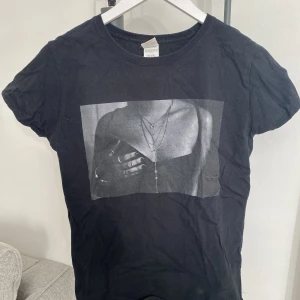 Tshirt med tryck - Cool tshirt med tryck från UF-företag, knappt använd. Storlek M men passar super som small med! ❤️