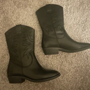 Cowboyboots  - Cowboyboots helt nya 600kr plus frakt Storlek 36/37 jag som har 37 kan ha dom perfekt. Skriv gärna ett eget prisförslag!