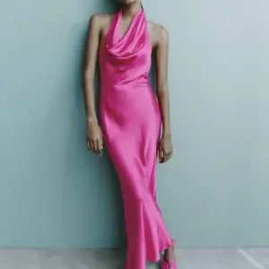 En rosa satin klänning från zara. Helt oanvänd med prislapp på. 