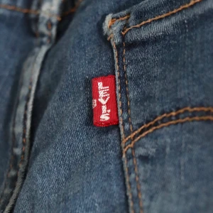 Low waisted Levi’s 710  - Low waisted Levi’s 710 i storlek 28. Använda men i gott skick! Kan skicka fler bilder om så önskas. Mötas upp allternativ skickas i överenskommelse om fraktkostnad!