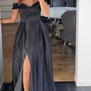 Festklänning  - Festklänning, bra skick använd endast några timmar, är 159cm lång, köpt för 2500