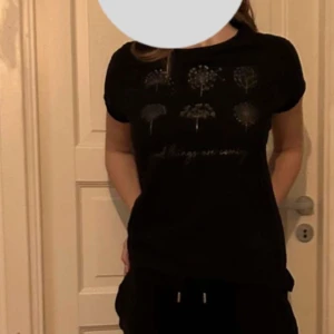T shirt - En svart t shirt från even&odd i storlek s den ä använd men fortfarande i bra skick säljer pga kommer inte till användning köparen står för frakten 