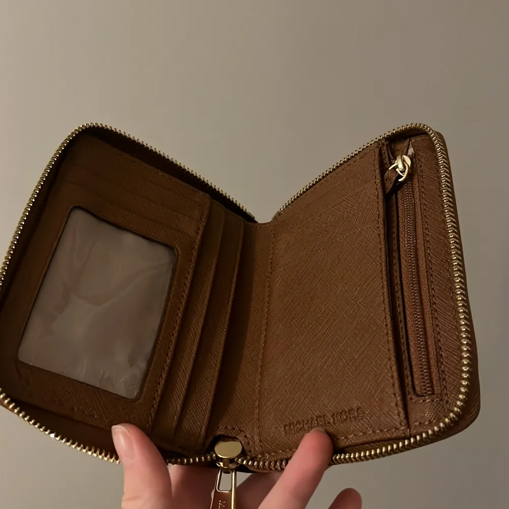 Så fin bruna plånbok från Michael kors😊😊. Övrigt.