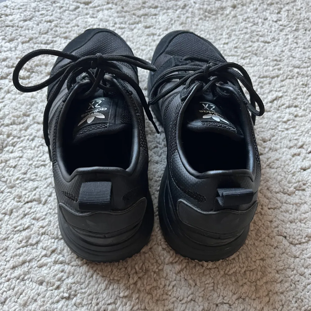Svarta sneakers från adidas storlek 39. Bara använda vid inomhusträning och i princip i nyskick. . Skor.