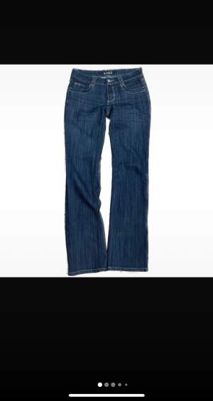 Supersnygga lågmidjade jeans med coola detaljer. Perfekt skick.  Mått:  85 cm innerbenslängd  38 cm rakt över midjan