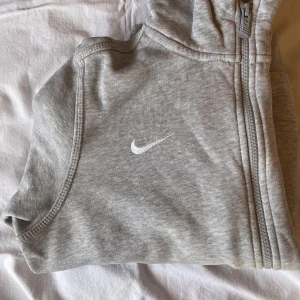Nike zip up hoodie - Säljer den då den inte passade som jag ville på mig, den är lite kort i ärmarna☺️ L i barn, alltså 12-13 år!💘 köpt här på plick!  den har några små ljusbruna fläckar (se tredje bild på en av fläckarna)☺️ fläckarna syns inte jättebra men de är ändå synliga💕