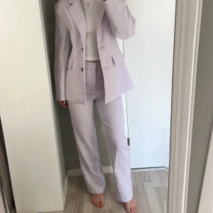 Set - Super fint set från Gina tricot i lila färg 😮‍💨 Strl 34 i byxorna & XS i kavajen 