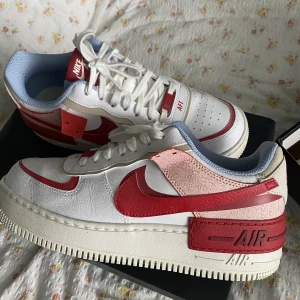 Nike air Force shadow - Säljer ett par jättefina röda Shadows i strl 40.5, slutsålda! Nyskick, endast använda 1 gång. Säljes pga för stora för mig. Skickas i originalkartong, frakt tillkommer 💕