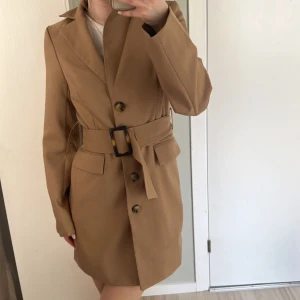 Blazerklänning - Super fin blazer klänning från NAKD. Aldrig använd, tyvärr har en söm lossat (se bild)