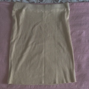 Säljer nu min beiga kjol  - Aldrig använd då jag inte är så mycket för kjolar.☺️