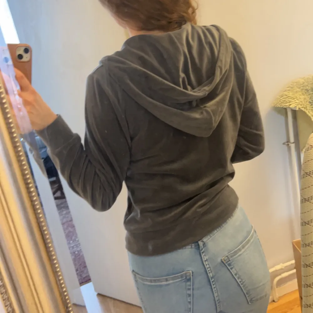 Jätte fin velour hoodie, storlek S. Använt ett par gånger utan några defekter.. Tröjor & Koftor.