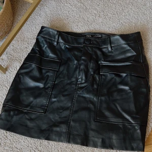 Skinnkjol - Zara skinnkjol.  Använd men bra skick. Sitter väldigt fint på och passar främst storlek M-L