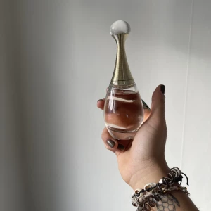 DIOR J’adore parfym  - Fick i present, bara testad men inte använd på så sätt. Nypris ligger på 700-800. Frakt tillkommer💗