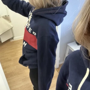 Hoodie - Säljer denna oversized hoddie från Tommy Hilfiger. Såå mysig✨