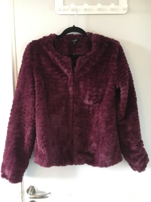 Fluffig jacka  - Vinröd jacka i fuskpäls  Fattas en hyska högst upp