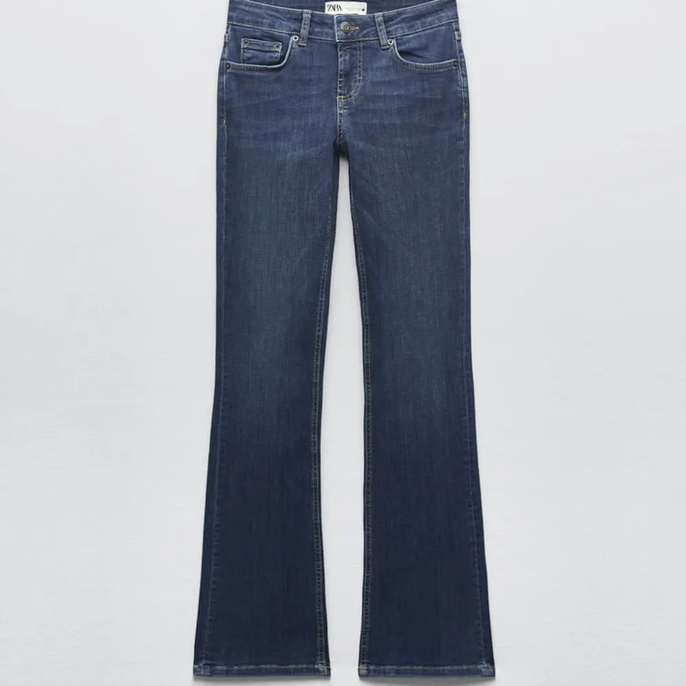 Zara lågmidjade flare jeans superfina men tyvärr för korta på mig som är 175💓kom gärna med prisförslag💓. Jeans & Byxor.