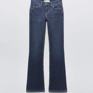 Zara lågmidjade flare jeans superfina men tyvärr för korta på mig som är 175💓kom gärna med prisförslag💓