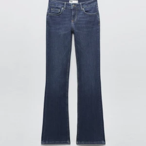 Zara jeans - Zara lågmidjade flare jeans superfina men tyvärr för korta på mig som är 175💓kom gärna med prisförslag💓