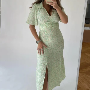 Midiklänning - Midiklänning. Fint skick, använd 1 dag på ett dop. Ge gärna egna bud om pris inte passar. Är öppen för förslag!