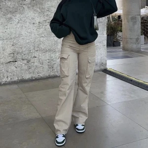 Cargopants - Säljer dessa beiga cargopantsen från Madlady då de inte kommer till användning. Helt nya, endast testade. Inköpspris 599 kr. Kan gå ner i pris vid smidig affär!💐  ‼️KLICKA INTE PÅ KÖP DIREKT‼️ (Lånade bilder, kontakta mig för fler)