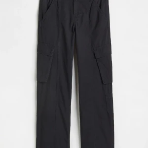 Cargo byxa hm - Jätte snygga cargo byxor från hm!! Säljer pga kommer inte till använding. Sitter jätte snyggt med resor i midjan så de passar de flesta. Jätte bekväma. Pris kan diskuteras!!