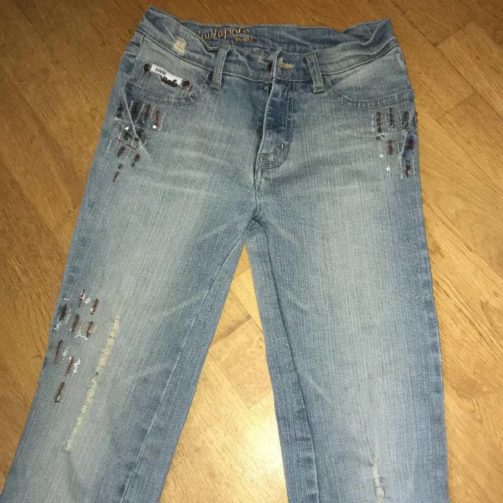 Säljer dem här low waist jeansen med boot cut och broderi. Väldigt fina och är som nya. Säljer där av att dem är för små. Hör av vid frågor💕. Jeans & Byxor.