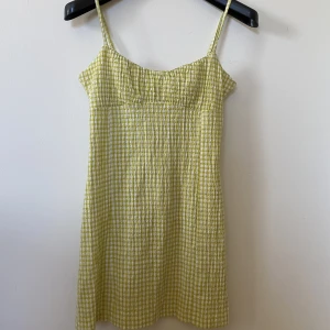 Söt sommarklänning - En grönvit rutig sommarklänning från pull&bear. Storlek S. Jättefin klänning på sommaren och passar bra som finklänning. Säljer denna då den blivit lite kort för mig. Knappt använd och bra skick. Hör av er för mer frågor🥰 