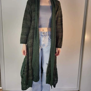 cottagecore lång grön cardigan - jättefin grön stickad cardigan som går ner till anklarna i storlek M. väldigt varm. aldrig använd. 50% ull/50% akryl. möter ej upp, skickar enbart 🌸