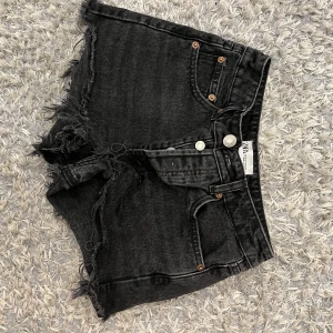 Svarta short🖤 - Säljer dessa jätte fina svara short ifårn zara. Använts fåtal gånger och är i nyskick! Köpte det för cirka 349kr. Skriv för seriöst intresse. Det är i storlek 32.