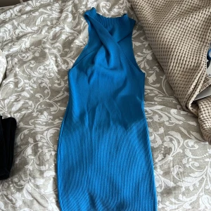 Blå klänning - Säljer jättefin blå klänning. Storlek S och väldigt stretchig så passar lätt en M. Använd en gång och inte min stil tyvärr❤️pris kan diskuteras 