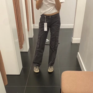 Cargo byxor - Säljer dessa mörkgråa cargo byxer från gina tricot då dom inte kommit till andvändning. Endast andvänt dom 1 gång. Nypris 700kr.