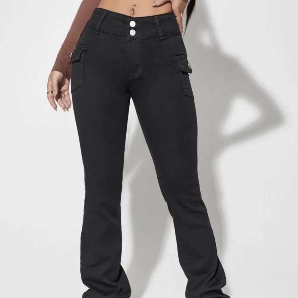 Aldrig använda jeans. Svarta cargobyxor. Säljer på grund av storlek. Orginalpris: 249kr.. Jeans & Byxor.