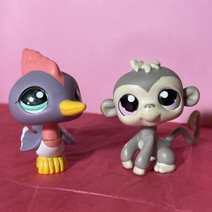 Littlest pet shop Woodpecker #2131 monkey #1029 - Äkta och i mycket bra skick, skriv gärna för fler bilder! kolla gärna mina andra annonser då jag kan skicka dom i samma paket, frakten kan öka från 15kr till 30kr om det överstiger 100gram vid samfrakt